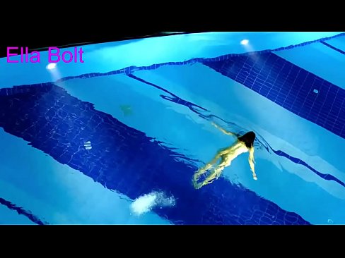 ❤️ मी पाहणे थांबवू शकत नाही, तरुण गोरा ELLA BOLT रिसॉर्ट पूलमध्ये नग्न पोहताना पकडला गेला ❤️  आमच्याकडे mr.analpics.ru ❌️